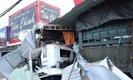 Xe container húc sập 4 nhà dân, nhiều người may mắn thoát chết