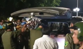 Tài xế cố thủ trong ô tô không giấy tờ, gắn logo báo chí