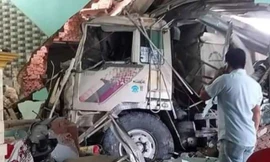 Xe ‘điên’ tông sập 3 nhà dân 