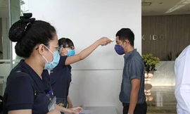  Đo thân nhiệt trước khi vào phòng làm việc