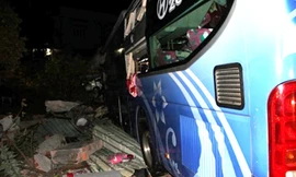 Xe tải nát bét khi tông trực diện xe khách, 6 người thương vong