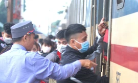 Công nhân khó khăn ở Bình Dương phấn khởi lên 'chuyến tàu miễn phí' về quê ăn Tết