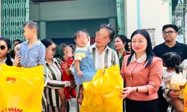 Thăm, tặng quà tết cho trẻ em ở cùng mẹ trong trại giam Bộ Công an