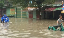 Mưa lớn kéo dài ở Bình Dương, một bé trai mất tích