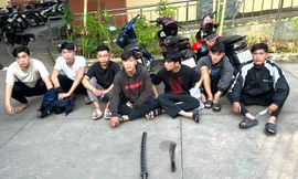 Gọi hội vác hung khí đi tìm người bắt nạt em gái người yêu thì gặp công an