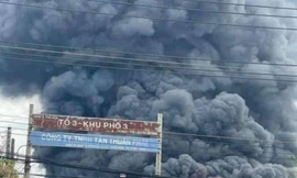 Lửa bùng phát dữ dội làm đổ sập nhà xưởng rộng hơn 200m2 