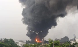 Lửa bao trùm xưởng mút xốp trong cơn mưa lớn ở Bình Dương