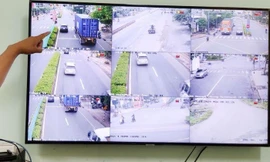 ‘Mắt thần’ phát hiện nhiều xe công ngang nhiên vượt đèn đỏ