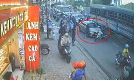 Lưu thông vào làn xe máy, ô tô bị chặn đầu, đập phá kính chắn gió