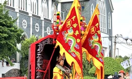 Người dân đứng chật kín đường phố xem rước kiệu Bà 