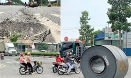 Cuộn thép hàng chục tấn rơi lún đường, người dân thoát nạn thần kỳ