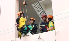 ‘Lính cứu hỏa’ nhí đu dây, trèo nhà cao tầng chữa cháy, cứu nạn