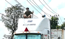 ‘Kiếm khách’ thách đấu tài xế container ở Bình Dương, cảnh sát phải đến giải vây