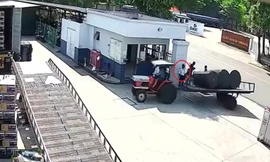 CLIP: Xe chở vải lao qua cổng công ty đè chết bảo vệ