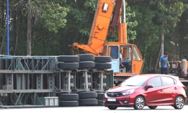 Xe container lật nhào giữa vòng xoay khiến người đi đường hoảng hồn