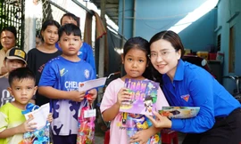 Bí thư T.Ư Đoàn Nguyễn Phạm Duy Trang trồng cây xanh, tặng quà con công nhân đồng bào thiểu số 