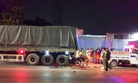 Lao xe máy vào đuôi xe container, hai thanh niên tử vong 