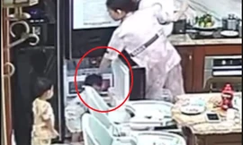 [CLIP] Xem camera giấu kín, sốc khi phát hiện bé 2 tuổi bị bảo mẫu bạo hành nhiều lần