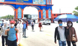 Hàng vạn người đội nắng đến khu du lịch Đại Nam ngày Quốc khánh 2/9