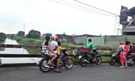 Bé trai 10 tuổi bị nước suối cuốn trôi trên đường đi học về