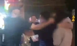 Truy tìm nhóm côn đồ đánh cô gái trẻ nhập viện