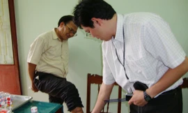 Cán bộ Viện Hải dương học Nha Trang ghi nhận dấu vết cá mập tấn công một nạn nhân