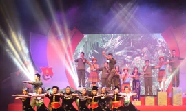 Liên khúc Hành quân xa - Trên đồi Him Lam và Giải phóng Điện Biên được dàn dựng công phu của Đoàn trường ĐH Duy Tân.