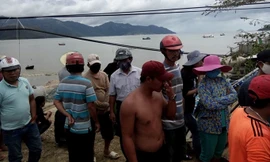 Người dân tập trung xem thi thể vừa được vớt lên bờ.