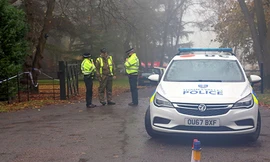 Cảnh sát Anh tại hiện trường tai nạn. Ảnh: UKNIP.