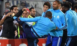 Cú đá của Evra vào fan Guimaraes. Ảnh: L'Équipe.