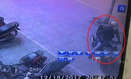 Nam thanh niên bẻ khóa rồi lên xe tẩu thoát. Ảnh cắt từ clip.