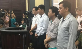 Các bị cáo nghe toà tuyên án. Ảnh: Việt Văn.