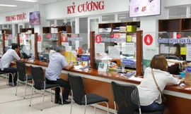 Người dân đến giao dịch tại Trung tâm hành chính thành phố Đà Nẵng.