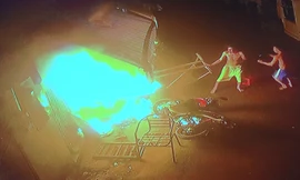 Người nhà cùng hàng xóm dập lửa nhưng bất thành. Ảnh: Camera khu phố.