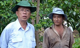 Ông Trần Công Chánh trong lần tiếp xúc với nông dân. Ảnh: Tường Vĩnh.