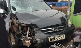 Chiếc xe biển "tứ quý 7" hư hỏng phần đầu sau vụ va chạm với xe máy.