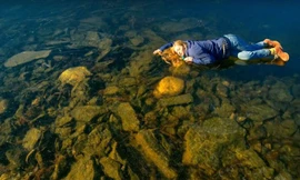 Svetlana Kuzina lắng nghe những âm thanh kỳ quái dưới hồ Akkem.