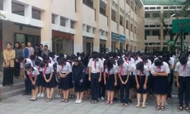 Thầy Huỳnh Quốc Khanh, Bí thư Chi bộ, Hiệu trưởng Trường THCS Trần Phú vừa đột ngột qua đời ở tuổi 56, để lại niềm tiếc thương vô hạn cho tất cả học sinh.