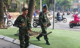 Lực lượng chức năng thực hiện biện pháp nghiệp vụ trên đường phố. 