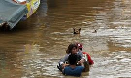 Một người phụ nữ được sơ tán khỏi vùng lũ ở Philippines do ảnh hưởng của bão Tembin. Ảnh: AFP.