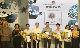 Sinh viên trường ĐH Mỹ thuật TPHCM nhận học bổng. Ảnh: Việt Văn.