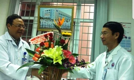 Bác sĩ Hoàng Công Truyện (bìa trái). 