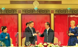 Chủ tịch nước Trần Đại Quang và Phu nhân cùng Tổng thống Cộng hòa Ba Lan Andrzej Duda và Phu nhân nâng cốc. Ảnh: Nhan Sáng/TTXVN.