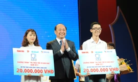 Ông Nguyễn Đình Tâm, Tổng Giám đốc Tập đoàn Thiên Long trao giải thưởng tiềm năng cho đại diện công trình “Sổ tay trang bị kĩ năng phòng, chống nạn buôn người cho học sinh trung học Lạng Sơn”(ngoài cùng, bên trái).