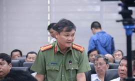 Đại tá Nguyễn Đức Dũng, Trưởng phòng Tham mưu tổng hợp Công an Tp Đà Nẵng trả lời thắc mắc của nữ nhà báo.