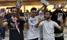 Ahmed Rassa (trái), Bishoy Behman (giữa) và Mazem Kourouche - những người đầu tiên sở hữu iPhone X. Họ đều dưới 20 tuổi. Ảnh: Theaustralian.