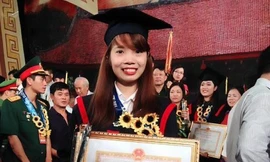 Nữ thủ khoa Bùi Thị Hà tại Lễ tôn vinh thủ khoa năm 2016 ở Văn Miếu - Quốc Tử Giám. Ảnh: NVCC.