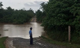 Mưa lớn khiến nhiều đoạn quốc lộ 48 E ngập sâu khoảng 1m.