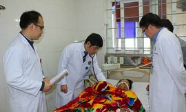 Bác sĩ đặt máy thở cho bệnh nhân Tình. Ảnh: Đ.H.