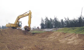 Chân đê chắn sóng ven biển Nghi Xuân đang bị đào bới nham nhở Ảnh: Minh Thùy